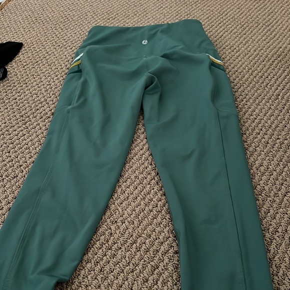 green leggings with three pockets on each side - Picture 4 of 4